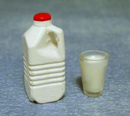 Milchkanister mit Glas